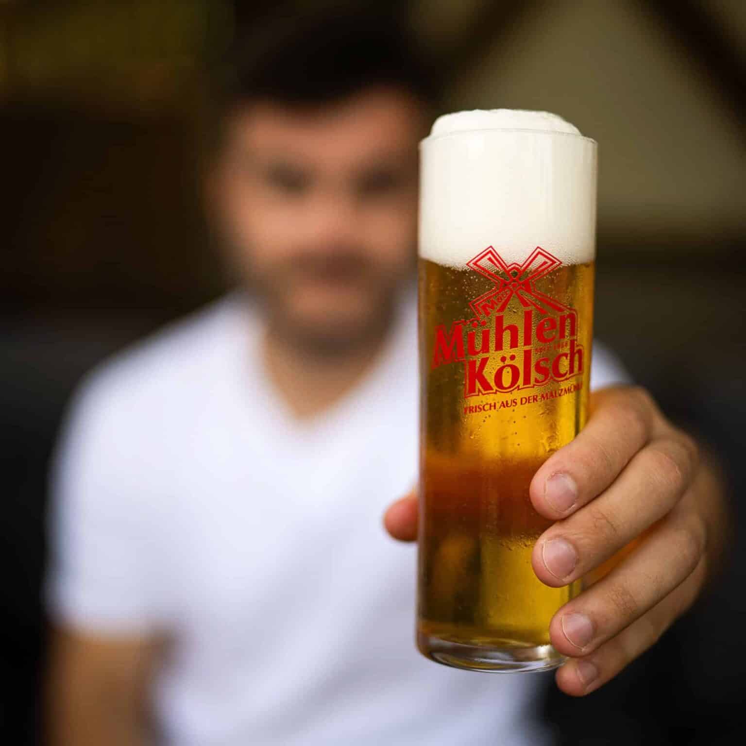 Das Foto zeigt ein frisch gezapftes Kölsch Glas